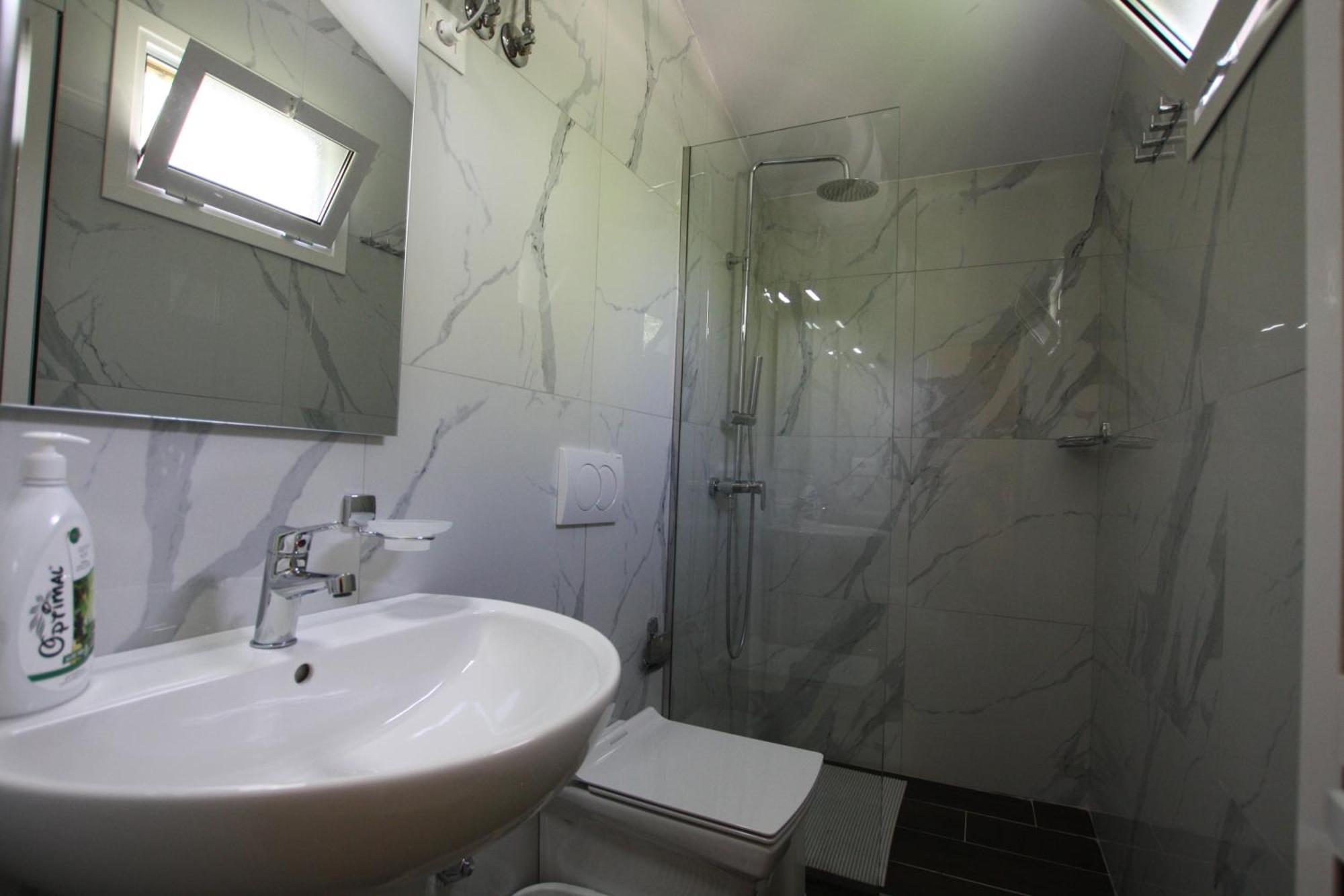 Lugina E Shengjergjit ,Bujtinat Villa Tirana Kültér fotó